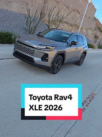 La Toyota RAV4 XLE HEV 2026 ya se comercializa en México como parte de la nueva generación de esta SUV, que ahora se vende exclusivamente con motorización híbrida en todas sus versiones. Podría el modelo XLE ser considerado como la opción más equilibrada de la gama por su balance entre precio y equipamiento? Compite como una de las opciones híbridas más competitivas, situándose por encima de la versión base LE y por debajo de las versiones aventureras (Woodland) y de lujo (Limited). Motorización