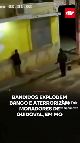 Bandidos armados, em Guidoval, na Zona da Mata de Minas, cercaram parte da cidade, deram tiros e explodiram a agência do Banco do Brasil do município. A ação criminosa aconteceu na madrugada de hoje (10), e é conhecida como novo cangaço. Imagens mostram parte da ação dos bandidos, que aparecem, durante a madrugada, colocando explosivos na entrada da agência. Em outro vídeo, detonando a carga e causando uma grande explosão. A agência do Banco do Brasil aparece destruída logo depois. Para se ter u