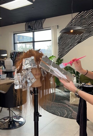 Money piece tip for hairstylists #hairtok #haireducation #moneypiece #teasylights #balayagetutorial #cosmetologyschool