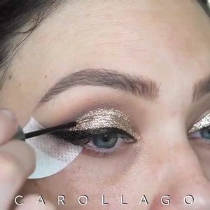 Gorgeous Carol Lago Makeup used our Silk FX shadow in Pebblestone Foil & Line FX for this festive Holiday look! 🎅 • • • • #holidaymakeup #holidayglam #tutorial #mbacosmetics #glitter #silkfxshadows | MBA Cosmetics