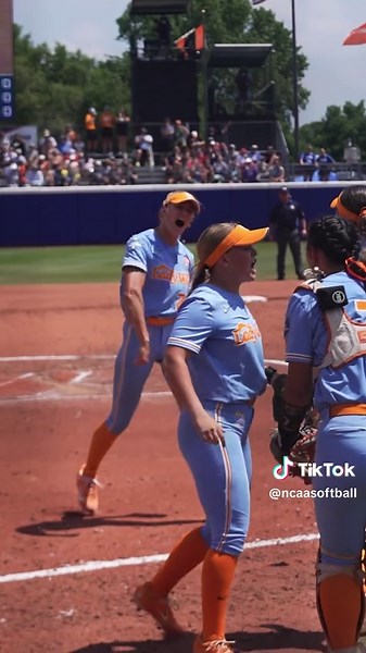 Coming in CLUTCH 😤 📺 ESPN #WCWS #softball #fyp x @Tennessee Softball | softball