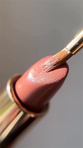 Amber Roe on Instagram: "unboxing and swatching today 💋🫶 @thehistoryofwhoo @esteelauder ___ #asmr #makeup #relaxing"