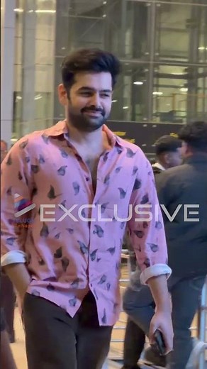 స్టైలిష్ లుక్ తో హైదరాబాద్ ఎయిర్ పోర్ట్ లో రామ్ పోతినేని 🩷 | #RamPothineni | #AndhraKingTaluka | TFN