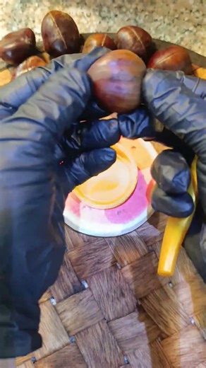 I drew a chestnut with a bottle cap 😳😱 How to cut a chestnut in the easiest way 🔪👈🏻👌🏻😇 #chestnut ...