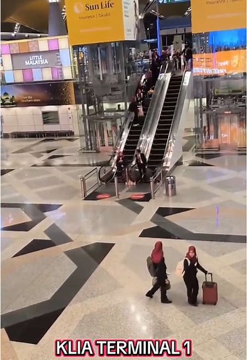 Suasana kemeriahan semasa pelajar-pelajar nk berlepas ke Seoul di KLIA dgn jeritan sokongan moral dr keluarga & rakan-rakan yg hadir #KLIA #MAS #unikl #MARA #DoaKamiBersamamu #allthebest #selamatberjuang #safejournry✈💗