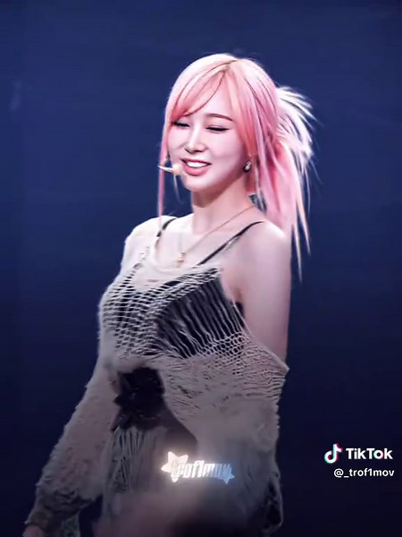 Melting an Igloo Challenge with Giselle from Aespa