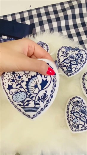 Vyšívaná srdíčka ,,Cibulák”-ukázka výšivky krok za krokem