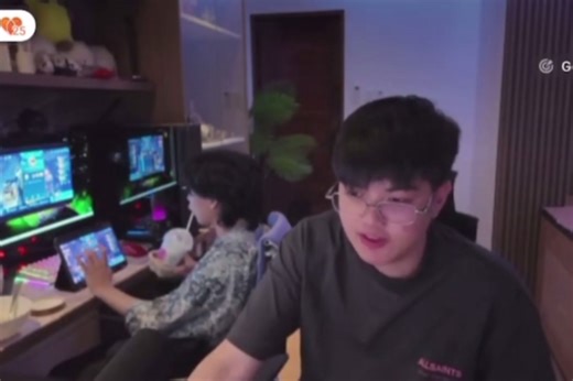 Vee and Wise's Funny Road to Vespa Moments