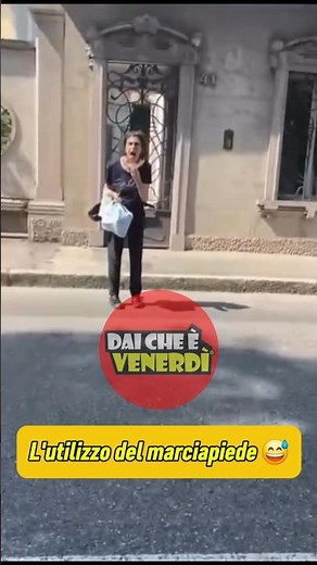 Come utilizzare il marciapiede, questa scena ti farà ridere 😅