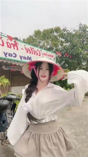 Cô gái Việt Nam.