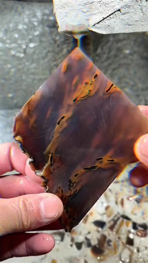 Amber Carving Techniques in a Workshop Setting