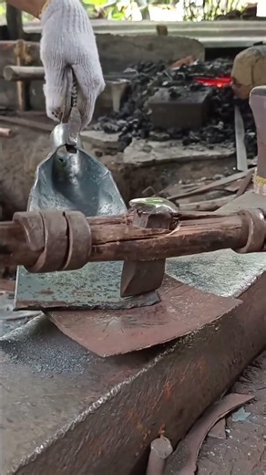 der Vorgang des Benennens und Abschneidens der Spitze eines Brecheisens #blacksmithart #wood