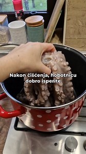 HOBOTNICA S KRUMPIROM I MRKVOM IZ PEĆNICE Bakalar je moj sinonim za Badnjak, barem kada je ručak u pitanju. No, obzirom da sam ovaj Badnjak u Karlovcu, a ne u Splitu za ručak neće biti bakalar, jer ga nitko, osim mene, u kući ne voli, već hobotnica s krumpirom i mrkvom iz pećnice. 👉 Prije nego vam otkrijem recept - moje isprike na crvenim noktima. Ne volim snimati videe s nalakiranim noktima, ali večer prije bila sam na Adventu i lak je ostao, a ja tek kasnije sam skužila da ga imam. 🙈🙈🙈 ❤️ 