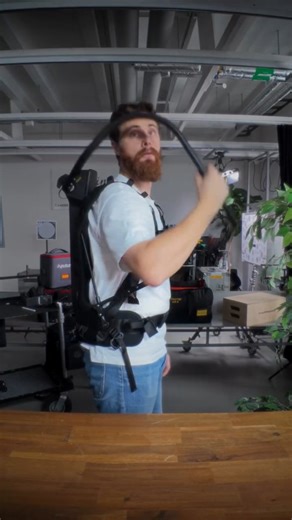 ➡️ @richardgotze_ trying out the Boom Rig, he's using it to light a scene instead of using it for a boom pole with a microphone. 💡 ➡️ Have you tried the Boom Rig? Reach out to our agent in your country If you're interested in trying it out for your next shoot! 📝 #easyrig #boomrig #light #bts | Easyrig