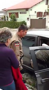 1.5M views · 21K shares | LINDA IMAGEM. POLICIAIS MILITARES, DO 22/PPT DE FLORIANÓPOLIS, AUXILIAM UMA SENHORA DE 99 ANOS QUE RETORNOU DO HOSPITAL PRA CASA. PARABÉNS RAPAZIADA. TODO MEU RESPEITO. | Repórter Sérgio Guimarães | Facebook