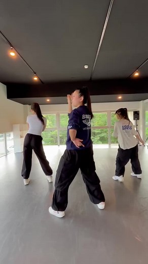 2年生のみんなが部活終わりに踊ってくれました！！凄いクオリティーが高いなぁ～！！ #ウイングダンスカンパニー石川 #キャビンアテンダント #ダンス部 #日本航空石川 #Mister #SJK #高校生の日常 #女子高校生の本気 #ダンス #fyp