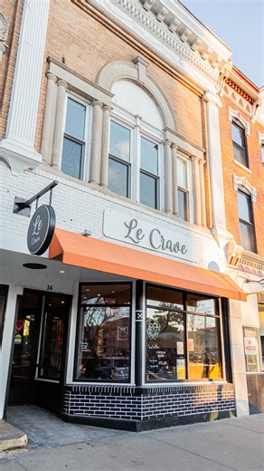 More new flavors have arrived in Iowa City! @le_crave.cafe opened earlier this winter at 14 S Clinton Street in the former Molly’s Cupcakes space, bringing a delicious fusion of Middle Eastern and Western café culture to downtown. If you haven’t had the chance to stop in, now’s your chance to give it a try! This family-owned café is serving up something for every craving, from traditional za’atar flatbreads and savory lahm bi ajeen to French-inspired sweet crepes, specialty coffee, and unique tr