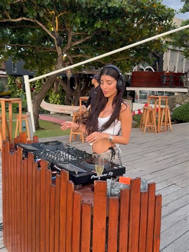 lizzie aguirre on Instagram: "horse? of course! _v2.wav"