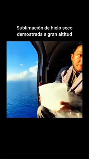 VidaDiaria on Instagram: "El clip muestra hielo seco en proceso de sublimación, donde el dióxido de carbono sólido se transforma directamente en gas sin volverse líquido. A gran altitud, la menor presión del aire y las diferencias de temperatura hacen que la liberación de gas sea más rápida y visible, creando un vapor denso similar a una niebla alrededor del bloque. Este efecto ocurre porque el hielo seco existe por debajo del punto triple del dióxido de carbono, lo que hace que se salte la fase