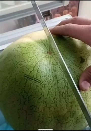 Slicing a Juicy Watermelon: Step-by-Step Guide