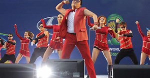 Em estreia contra Rússia, Psy agita torcida na Coreia do Sul