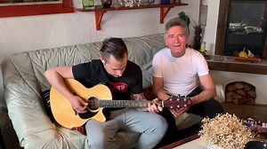 Sziasztok Lordosok! Ugye már vártátok a péntek délutánt!? Talán nem fogtok neheztelni, ha a mai akusztikus dal, Misi szóló lemezéről szól. Talán tetszeni fog.... A dal címe Talán | Lord zenekar