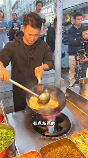 Chengdu street food expert can whip up fried rice in as little as one minute! #StreetFood #Street...