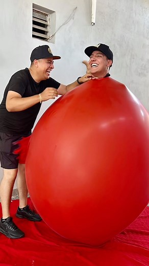 AH BARBARO on Instagram: "Me metí adentro de un globo"