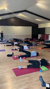 🧘‍♀️ Pourquoi pratiquer le Pilates ? Le Pilates est bien plus qu’une méthode de renforcement : c’est une pratique complète qui relie le corps et l’esprit, en profondeur et en douceur ✨ 🌿 Les bienfaits du Pilates : ✔️ Renforce les muscles profonds, notamment les abdominaux et le dos ✔️ Améliore la posture et l’alignement du corps ✔️ Soulage les douleurs dorsales et articulaires ✔️ Développe la mobilité, la souplesse et l’équilibre ✔️ Affine la silhouette sans créer de tensions ✔️ Favorise la co