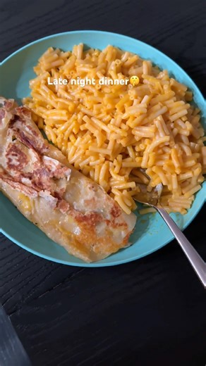 Chicken quesadilla and a mountain and Mac n cheese😁 #food #dinner #familyfunpack #latenight #fyp ￼