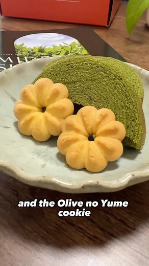 Ever since I discovered @bokksu I’m obsessed! They deliver premium Japanese snacks straight from Japan every month with a special theme. This month’s theme is Midori summer and the snacks are so yummy! 🌿 There are 15 different snacks with a good mix of sweet and savory. There is also an exclusive tea to pair with your snacks.😍 BOKKSU works with local small businesses, so you’re getting lots of rare and exclusive snacks. The culture guide will tell you where your snacks come from and includes a