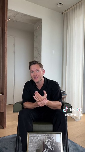 viktorfrisk (@viktorfrisk) - Hur träffades jag och Samir egentligen? Har så himla mycket minnen från den här tiden, det är riktigt sjukt vad vi har varit med om tillsammans med alla er som lyssnat och följt oss genom åren ❤️ Vilket är erat bästa minne med Samir och Viktor? #samirochviktor #storytime