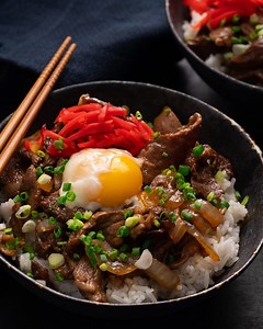 316K views · 10K reactions | Japanese Beef & Onsen Egg Rice Bowl ✌️珞 Get the recipe: https://www.marionskitchen.com/japanese-beef-onsen-egg/ | Marion Grasby | Facebook