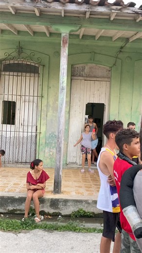 Video. Serenata por el cumpleaños de un músico de la conga en Caibarién Villa Clara Cuba . Calle Falero e/ Céspedes (11) y Máximo Gómez (9). | Humorista Alvarez Fernandez