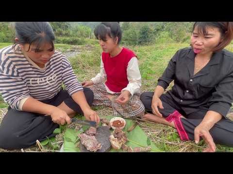 Eating beef with three girls