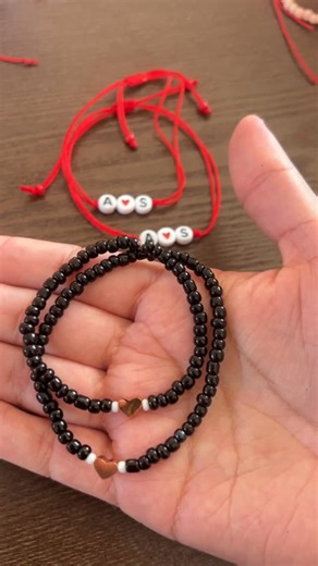 Saraí Morales on Instagram: "Que vuelva la moda de hacer pulseras 🥰 #hobby #pulseras #pulseraspersonalizadas"