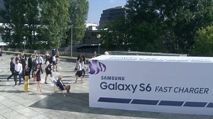 270K views · 1.2K reactions | There's a lot that can happen in 10 minutes. Your Samsung phone can charge to run for up to 4 hours. And how did Samsung convey that message? By charging people for 10 minutes, where they pampered them with massages and coconuts which ensured they stay charged for the rest of the day! | Mad over Marketing (M.O.M) | Facebook