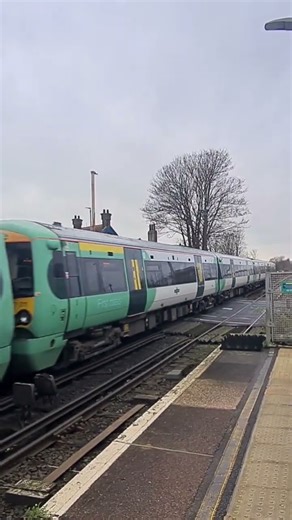(12th/12th/25) Class 377 leaving Portslade. #train #railwaycontent #trainspotting