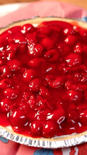 No-Bake Cherry Creamy Cheese Pie