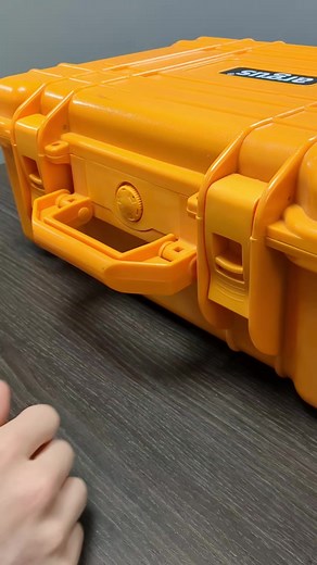 The Mi-TIC range has many advance features and benefits including: 1️⃣ With 17µ (Micron Sensors) allowing a more detailed picture to be displayed 🔥 2️⃣ Extended battery life with a run time of 4hrs, reducing the need to change the battery 🔋 3️⃣ Expanded storage capability, enabling the user to store up to 1000 images or up to 14hrs footage #firefighter #firefighterequipment | Rosenbauer Group