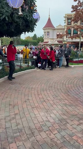 3.5K views · 78 reactions | Une rencontre pleine de douceur avec la Mère Noël #disneylandparis #disney #Christmas | Dream&Magic | Facebook