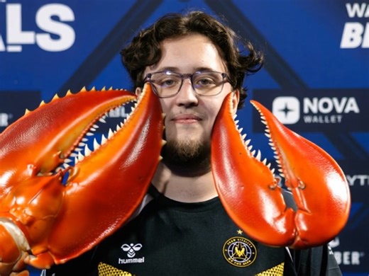 尼尼孩孩高举虾钳冲向zywoo，绿鹰蜜蜂线下斗殴实录