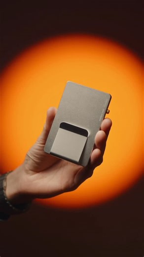 Andrea Mosca on Instagram: "The perfect wallet to match your iPhone!🤍 Say hi to @doubleoakessentials Pop-up Cardholder A stylish and functional wallet, compatible with MagSafe. The spring-loaded ejector offers quick access to cards, the extra-large clip keeps bills safe, and the RFID blocking, combined with the automatic system, protects your data and money. 🔗 You can find the product link on my page in bio. #wallet #edc #iphone #iphone17pro #doubleoakessentials"