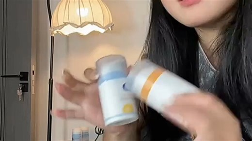 这款面霜质地轻盈不油腻，敏感肌也能安心用，早晚洁面后涂抹，保湿效果明显，连续用一周，皮肤状态稳定多了，性价比超高！