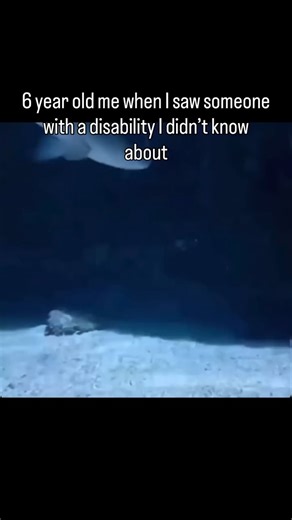 Me Me on Instagram: "核反应堆的运作基于受控的核裂变反应。当铀-235等核燃料吸收中子后发生裂变，会释放出大量热能和更多中子。为了让反应稳定进行，反应堆中加入减速剂降低中子的速度，使其更容易再次引发裂变；同时，通过插入或拔出控制棒来吸收部分中子，从而调节反应速率，保持系统平衡。裂变产生的热量被冷却剂带走，冷却剂再将热能传递给蒸汽发生器，使水转化为高压蒸汽推动涡轮机发电。整个反应堆被厚重的安全结构包围，以确保即使在极端情况下也能维持安全并防止放射性物质泄漏。#日本#知识#事实你知道吗推荐科技创新历史技术实验热门 #explore #meme"