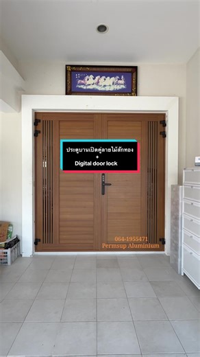 🚪ประตูบานเปิดคู่ลายไม้สักทอง คาดลาย Digital door lock ✅เปิดได้กว้าง ✅ปลวกไม่กิน ไม่บวมตามสภาพอากาศ ✅ ใช้งานง่าย #เทรนด์วันนี้ #ประตู #fyp #ประตูหน้าบ้าน #ประตูอลูมิเนียมลายไม้