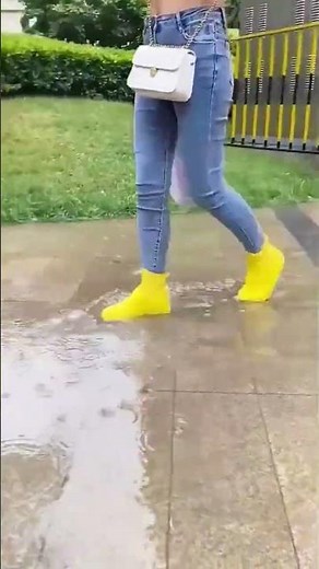 With this silicone waterproof rain boot cover, you don’t worry about your shoes getting wet when you