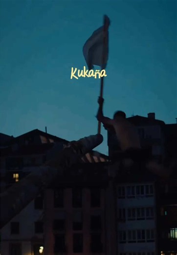 🎉🌊 Ready for one of the most exciting summer traditions in the Basque Country? 💪The Kukaña is all about balance, laughter and determination! Participants try to walk across a long, greased pole suspended over the water to grab the flag at the end. Sounds easy? Think again! 😄💦 📍A thrilling spectacle that brings locals and visitors together, filling our coastal towns with excitement, cheers and unforgettable moments. ✨ Would you give it a try? #VisitEuskadi #BasqueCountry #Kukaña #summer #su
