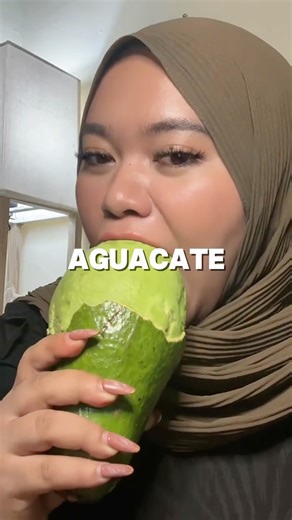 Vive Fit on Instagram: "⚠️ SI ERES MUJER, EMPIEZA A COMER ESTO YA No es magia, es biología. 🧬 Si te sientes inflamada, con brotes o estancada, tu cuerpo te está pidiendo estos ingredientes a gritos: 🥑 Aguacate: Para esa cintura pequeña y glúteos fuertes. 🥥 Agua de coco: Adiós retención de líquidos. 🫚 Jengibre & Cúrcuma: Tu escudo contra el dolor y la inflamación. 🍯 Miel: El combustible real para tu metabolismo. Hacer esto por 2 semanas lo cambia todo. Pero saber qué comer es solo la mitad,