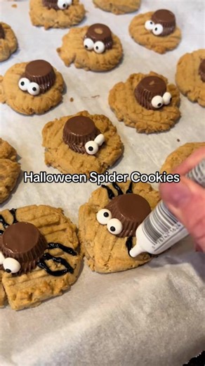 Fun baking idea with toddlers and kids! We are ready for Halloween over here 🕷️#cookies #halloween #kidactivities #bakingwithkids #halloweencookies
